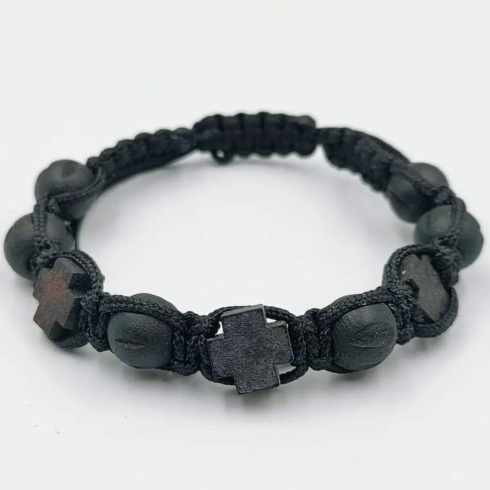 Bracelet avec perles noires et croix 10cm